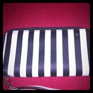 Black and white medium-small wristlet